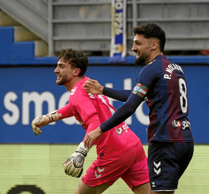 Magunagoitia celebra con Nolaskoain el gol que rescataba un punto en el último suspiro.