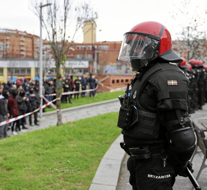 Ertzainas durante las protestas del viernes.