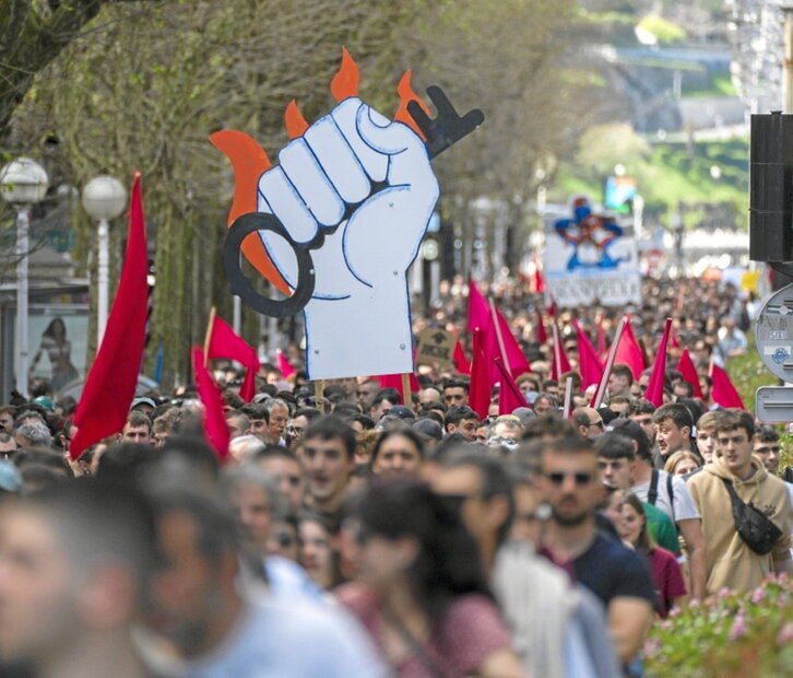Donostiako manifestazioaren irudi jendetsu bat.