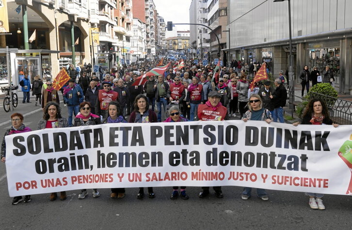 Manifestación que tuvo lugar al mediodía en Gasteiz.