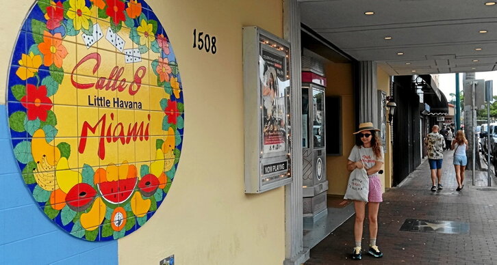 Ezkerrean, Domino plaza, Habana Txikiko erdigunean, auzuneko nagusien topalekua. Eskuman, Habana Txikiko 8. kalea, ezagunena eta turista gehien erakartzen dituena.