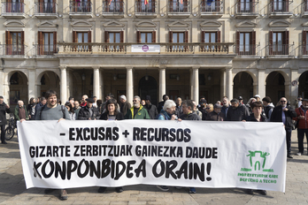 ‘Inor ez etxerik gabe’ ekimenak Gasteizko Udalean egindako elkarretaratzea.