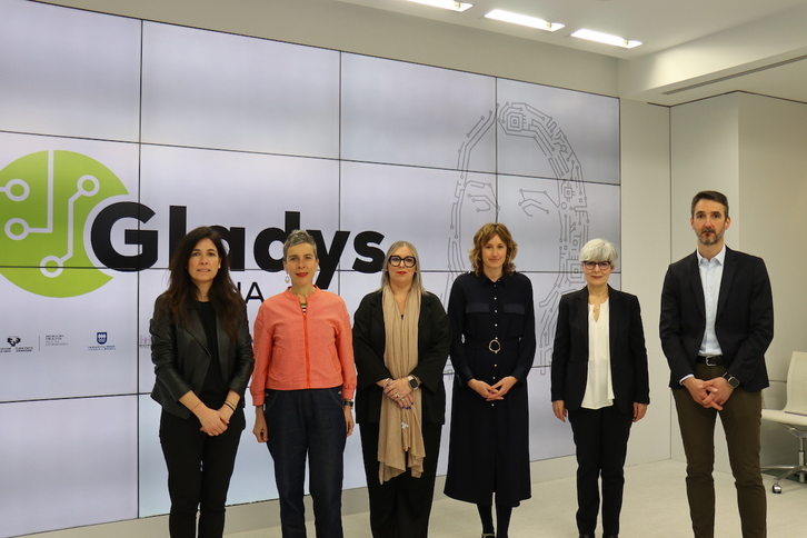 Puntueus, EHU eta erakundeetako ordezkariak, Gladys Sariaren aurkezpenean.