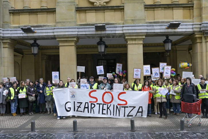 Protesta de las trabajadoras de servicios sociales de Donostia el 27 de marzo ante el Ayuntamiento.