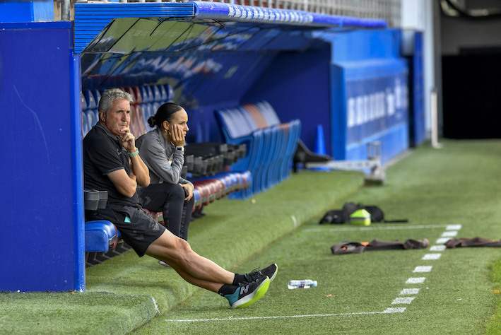 Joseba Agirre en el banquillo de Ipurua durante la visita del Betis a Eibar. (Gorka Rubio/Foku)