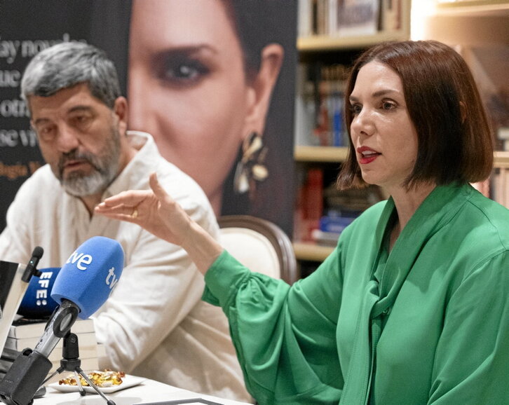 Hualde y Guzmán Bremer, en la presentación en Iruñea de «Bajo la sombra».