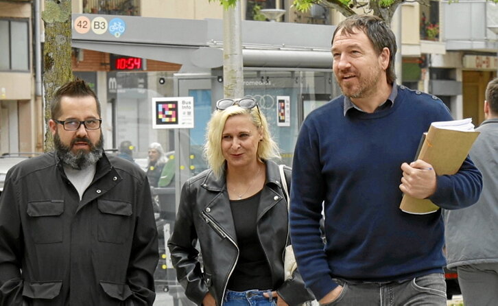 Amaya Zabarte, al llegar al Juzgado junto a su marido, Joseba Novoa, y su abogado, Iker Sarriegi.