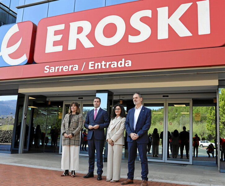 Lakuako lehendakari Pradalesek Elorrioko Eroskiren egoitza bisitatu zuen atzo.