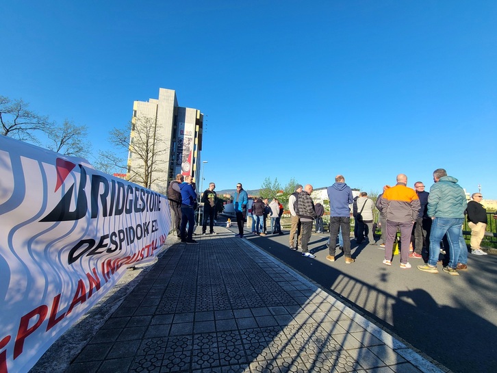 Trabajadores de Bridgestone, concentrados a la entrada de la planta de Basauri. (Asier Robles)