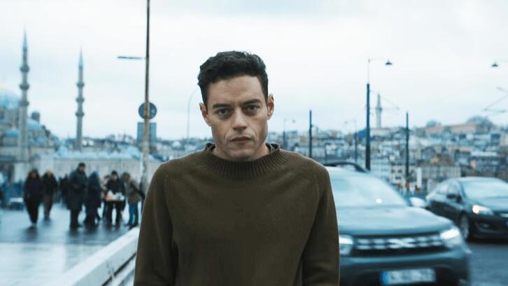 Ramy Malek encarna a Charlie Heller.