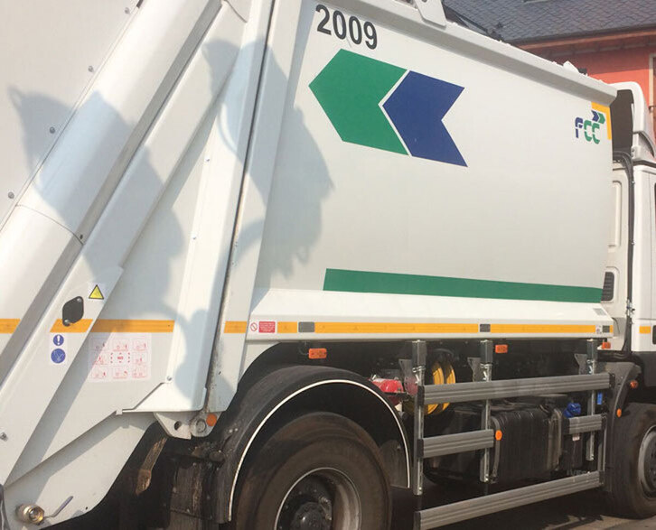 FCC enpresako zabor-kamioi bat.