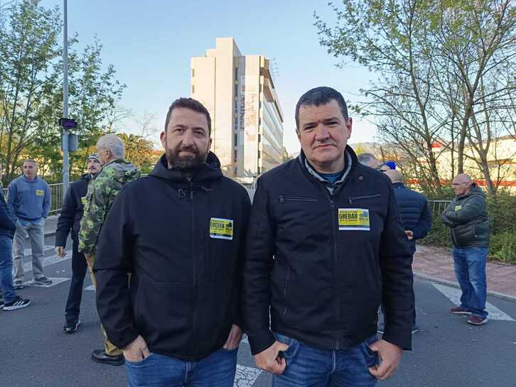 ELAko Iker Gabilondo eta CCOOko Igor Mena Bridgestoneko sarrera nagusian.