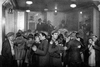 'Intérieur d'un bal-musette' (Paris, 1931) izeneko argazkian agertzen da gerraren biharamunean orokortu zen dantzaleku mota.