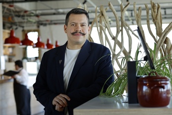 El sumiller Rodrigro Briseño, en la cafetería del Basque Culinary Center. 
