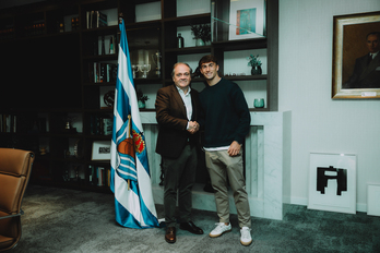 Mikel Goti posa junto con el presidente Jokin Aperribay.