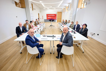 El consejero de Economía y Hacienda, José Luis Arasti, ha presidido la reunión junto con el director gerente de la Hacienda navarra, Óscar Martínez de Bujanda.