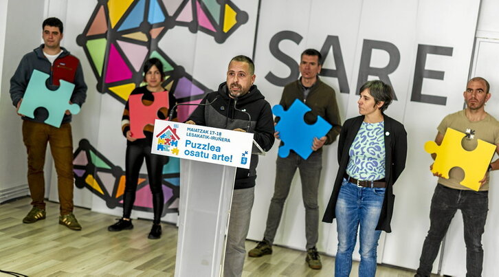 Mikel Mundiñano y Nahikari Iturbe fueron los portavoces de Sare en la rueda de prensa de ayer.