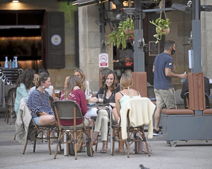 Un grupo de mujeres en una terraza de Donostia.