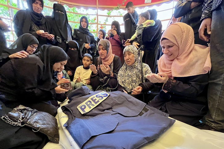 Familiares de Ahmed Mansur lloran al periodista muerto.