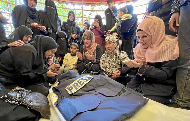 Familiares de Ahmed Mansur lloran al periodista muerto.