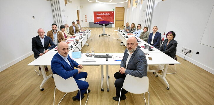 Imagen de la reunión de ayer en Iruñea en la que se detalló el preacuerdo logrado.