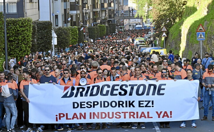 La manifestación a su paso por el barrio basauriarra de Urbi.