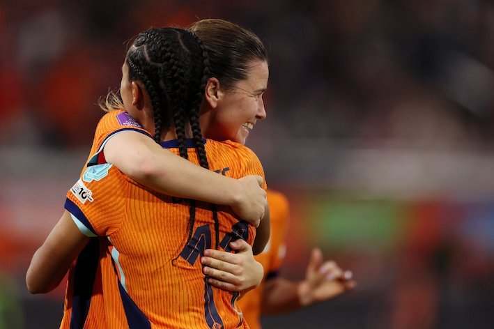 Brugts botó el córner y Damaris lo remató para marcar uno de los goles de Países Bajos a Austria. (OranjeVrouwen)