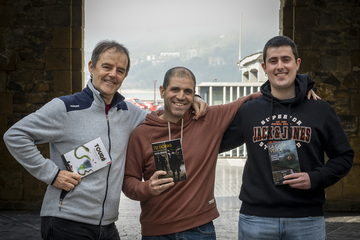 Jon Arretxe, Kepa Iribar y Andoni Agirrezabala, antes de la presentación de la traducción de sus novelas, en Donostia.