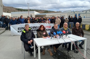 Langileak, Altsasuko lantegiaren aurrean pasa den ostiralean.