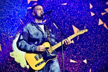 Iñigo Etxezarreta ETSko abeslaria BECen emandako makrokontzertuan