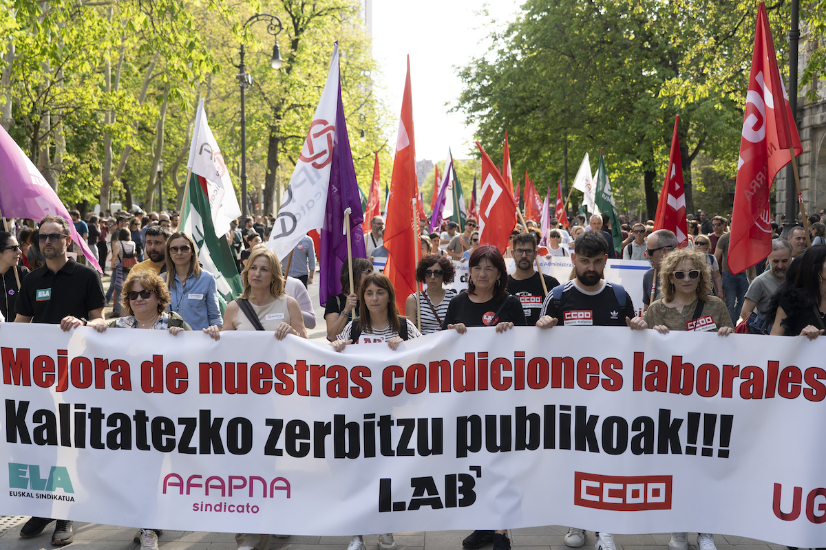 Protesta de la tarde que ha partido desde El Bosquecillo con destino al Paseo Sarasate. (Jagoba MANTEROLA | FOKU)