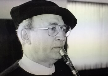 ‘Txelu’ txistua jotzen.