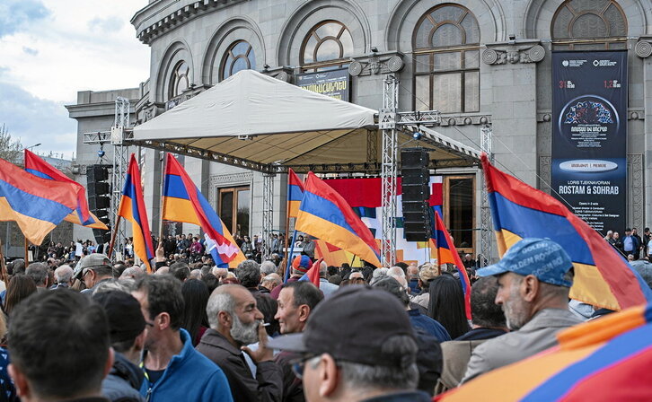 Bajo estas líneas, miles de desplazados de Nagorno Karabaj en la plaza de la Libertad de Ereván, el 29 de marzo, pidiendo medidas urgentes para hacer frente a su situación.