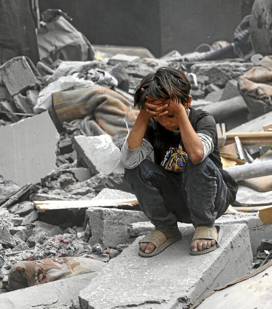 Haur bat, etxe baten hondakien artean.