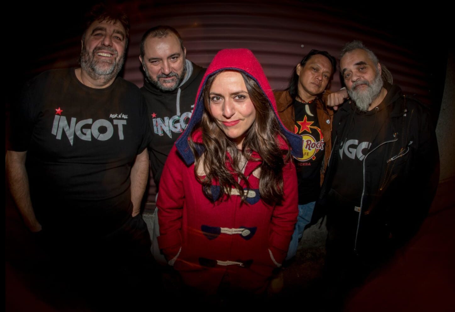 Ingot taldea osatzen duten bost musikariak.