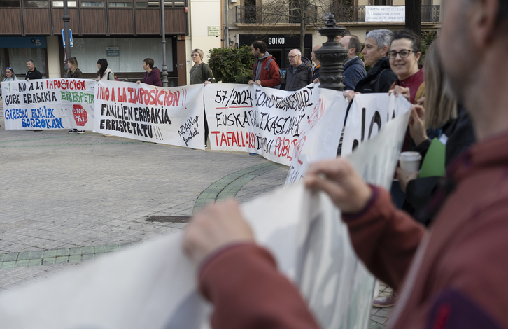 Familiares y docentes cuestionando ante el Parlamento el aumento de horas de inglés en el modelo D con PAI.