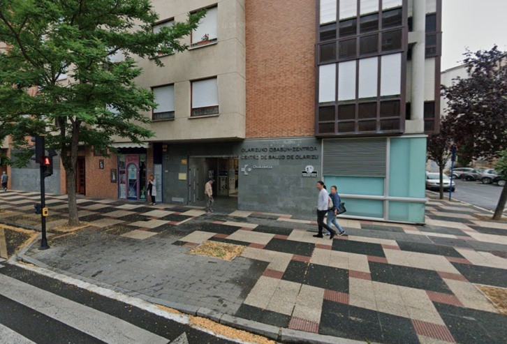 Centro de Salud Olarizu, situado en el bajo de un edificio residencial.