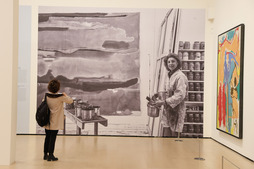 La artista, en su estudio, en una fotografía que se puede ver en la exposición. 