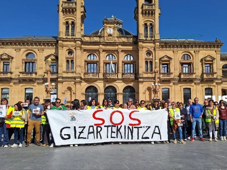 Concentración de Acción Social ante el Ayuntamiento de Donostia.