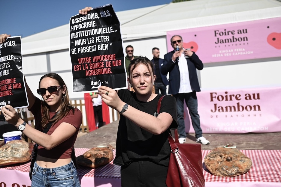 Les militantes d’Itaia ont fait irruption lors du concours du meilleur jambon fermier, pour dénoncer les violences sexuelles qui peuvent avoir lieu lors de ces célébrations.