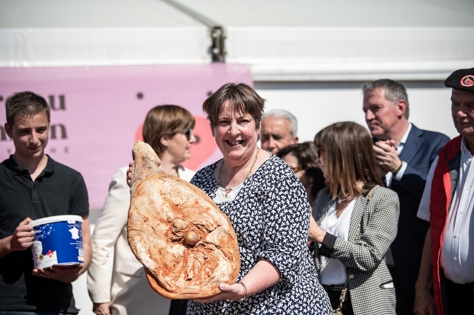 Amélie Etxepare, habitante d’Urepel, a remporté le concours du meilleur jambon fermier avec une pièce de 14,3 kilos vendue 2 700 euros aux enchères.