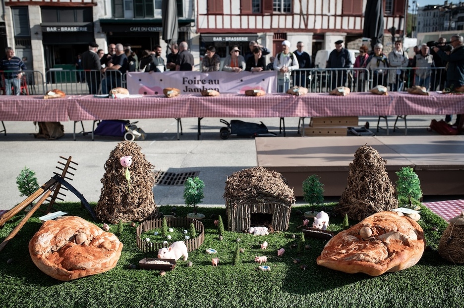 Les jambons fermiers ont d'abord été exposés sur le carreau des Halles, avant d'être inspectés et jugés par le jury.