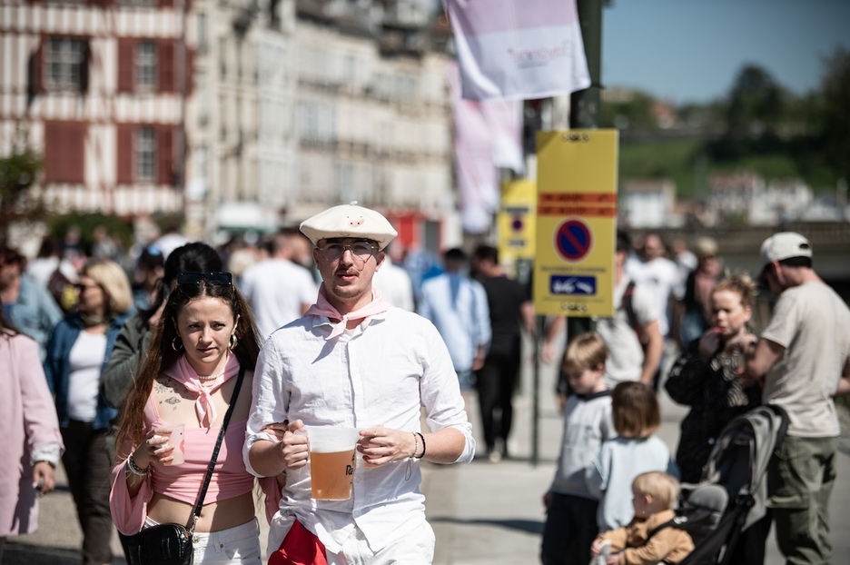 Sous le soleil du mois de mai, la bière coulait déjà à la mi-journée.