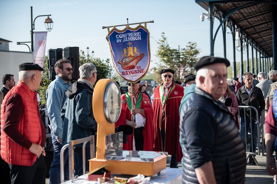 La Confrérie du jambon de Bayonne était présente pour assurer la tradition.