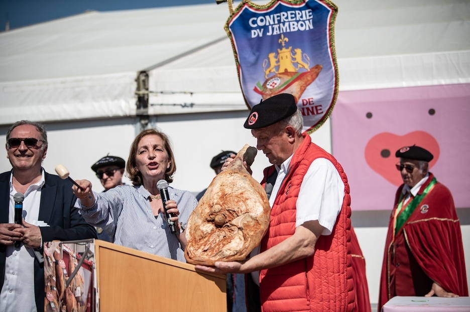 Comme le veut la tradition, le meilleur jambon fermier a été vendu aux enchères.