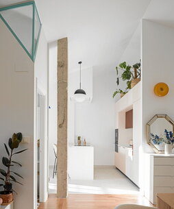 Koloreak eta altzariak ongi hautatzea funtsezkoa da. Zuriak eta kolore neutroek primeran islatzen dute argia eta hori ezinbestekoa da espazioak bisualki handiagotzeko orduan.