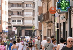 Imagen de verano en una calle de Tutera, con viviendas con instalación de aire acondicionado.