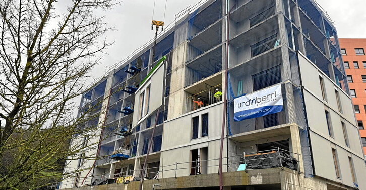 Instalación de las piezas que conforman la fachada industrializada, en una promoción de VPO en el barrio Egazelai de Eibar.