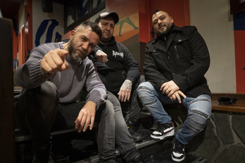 Gasteizen egin zuten hogeitabostgarren urteurreneko diskoa aurkezteko prentsaurrekoa Kaotiko taldekoek.