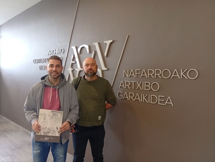 Imanol Karrera y Dabid Lizarralde, en el Archivo Contemporáneo de Nafarroa. (LAB)